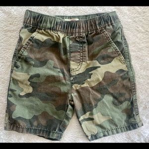 Toddler boy’s Levi’s camo shorts